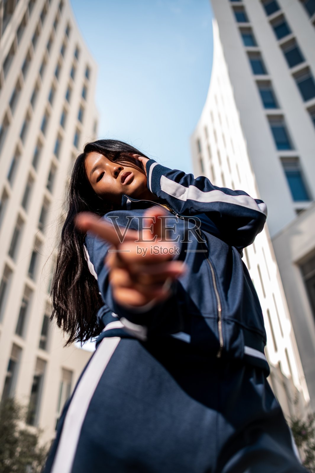 迷人的亚洲女人在街上摆姿势的运动服照片摄影图片