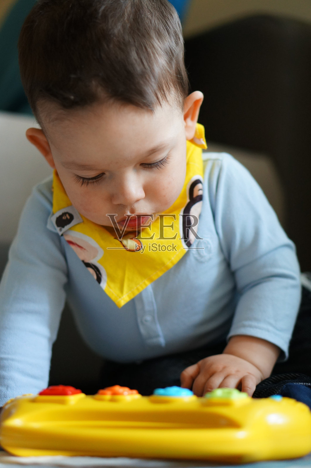 孩子在房间里玩照片摄影图片