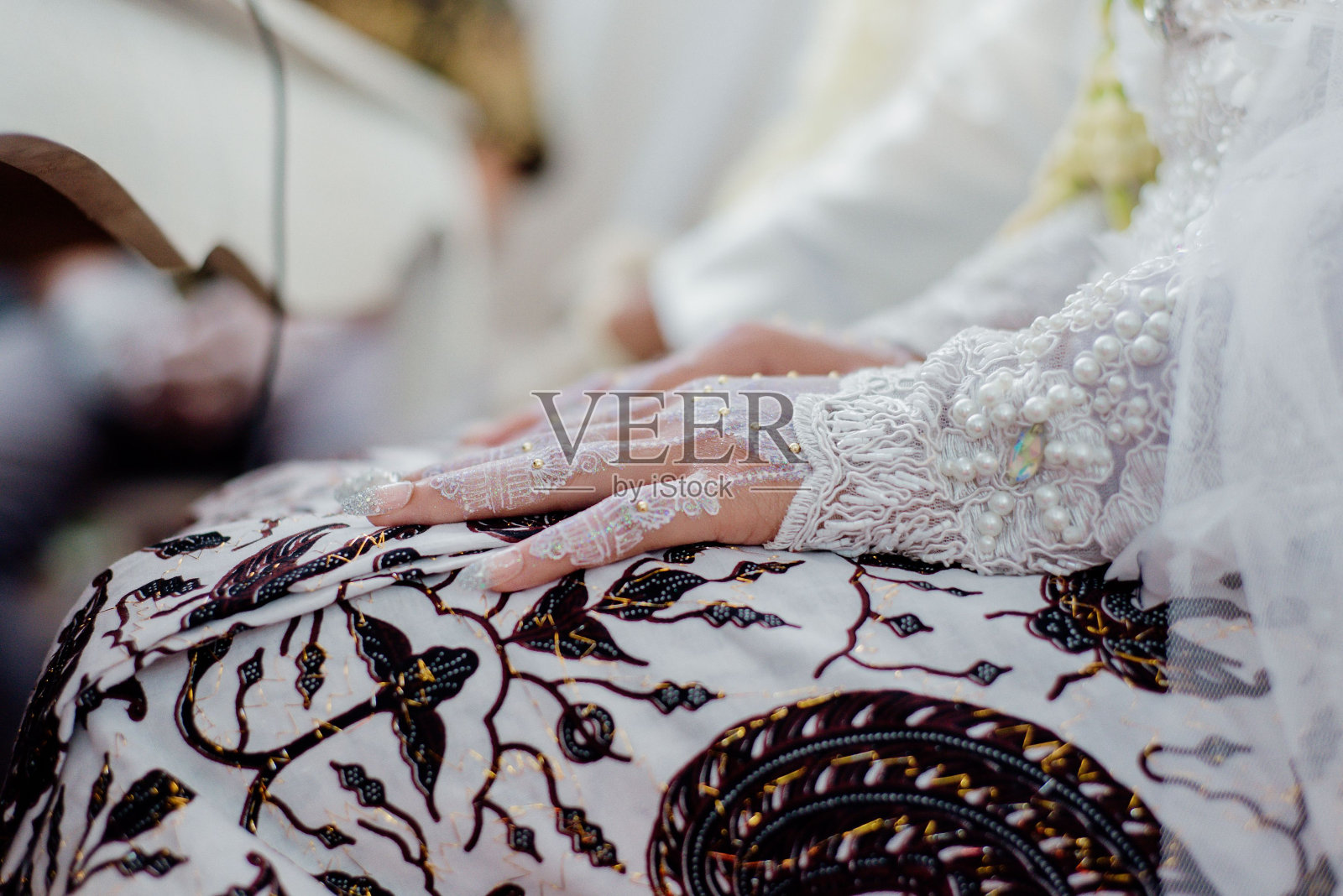 近距离拍摄的新娘的手白色指甲花在婚礼仪式上照片摄影图片