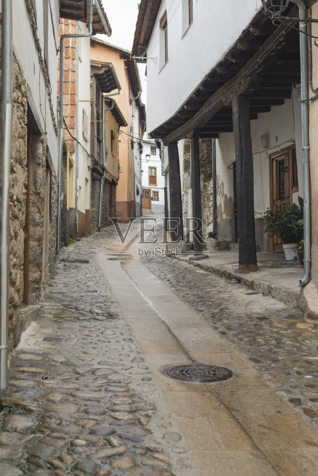 西班牙卡塞雷斯,中世纪城市Hervas狭窄的石头路照片摄影图片