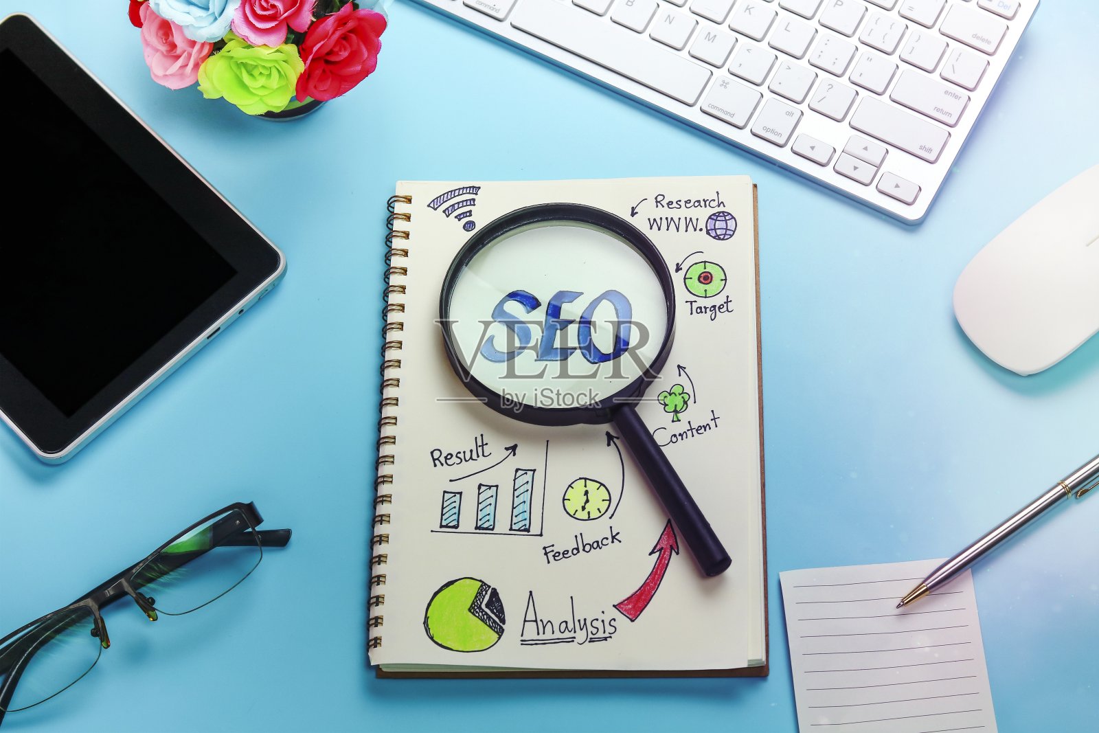 顶部视图的SEO和图表,放大镜,业务对象和技术工具,工作台上的钱币照片摄影图片