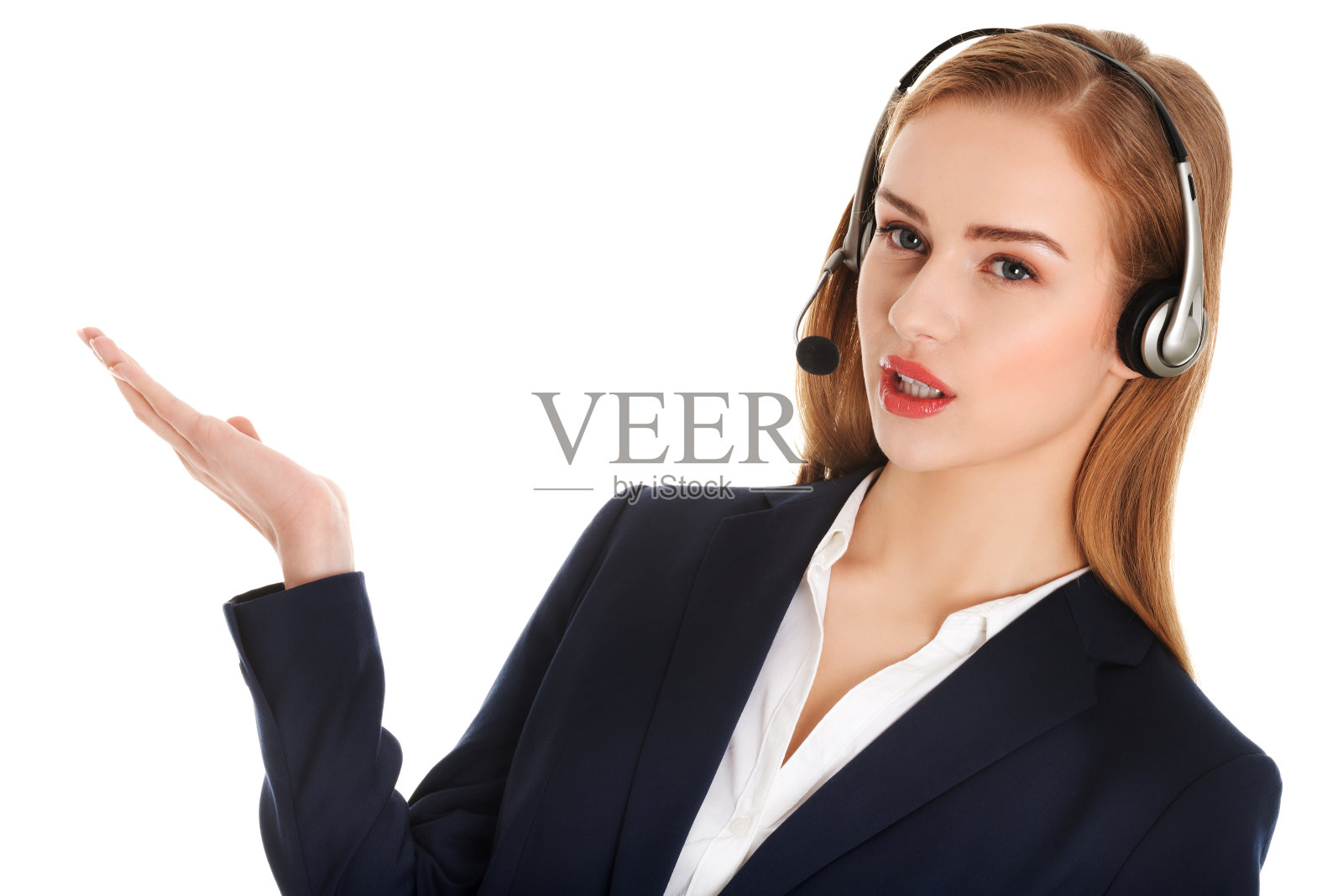 白人商业妇女戴着耳机与开放的手掌在白色背景照片摄影图片