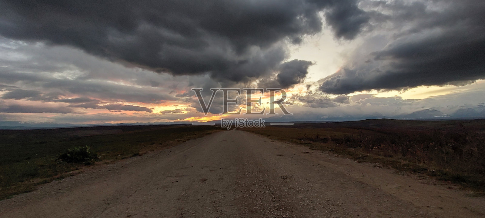 土路上的夕阳照片摄影图片