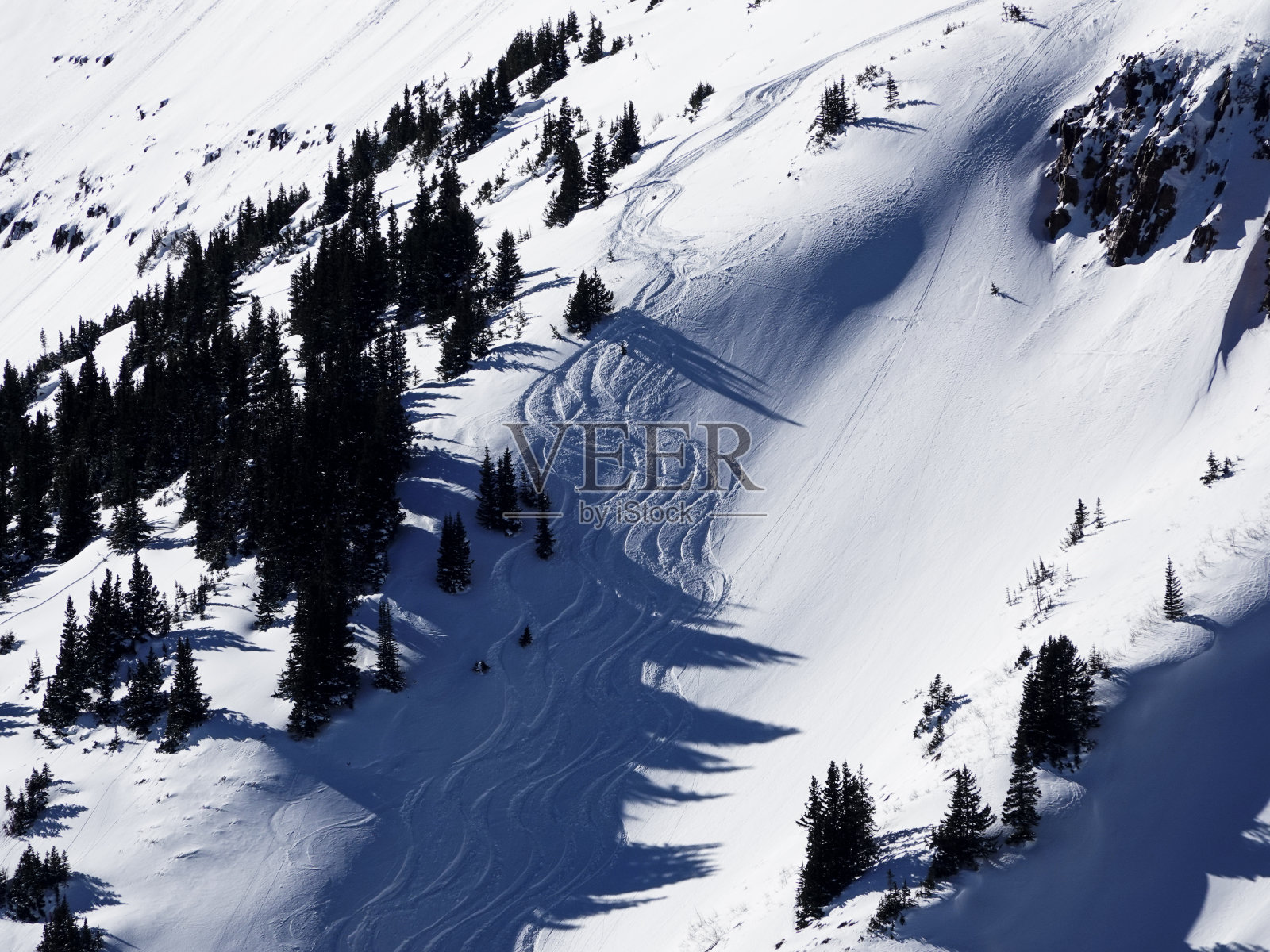 科罗拉多州阿斯彭的雪堆滑雪场,一个深粉坡上的滑雪道的遥远冬季视图。照片摄影图片