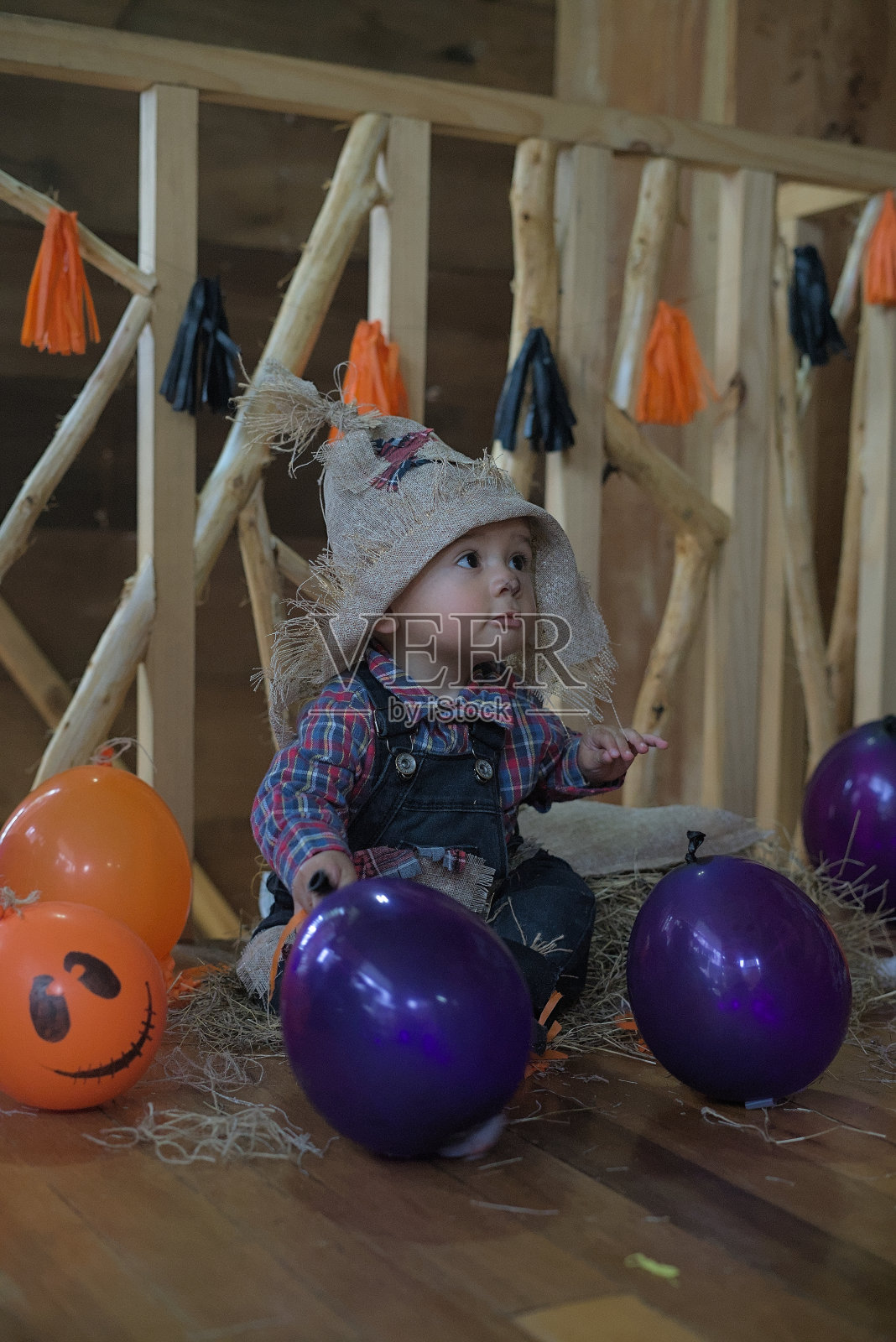 一个婴儿与万圣节气球和装饰的垂直照片照片摄影图片