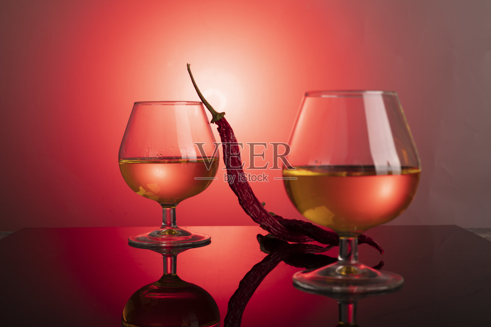 两杯白葡萄酒加红辣椒照片摄影图片