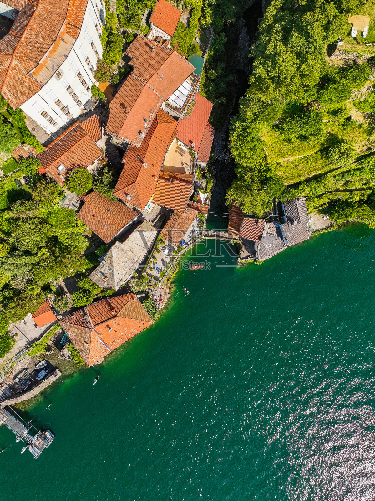鸟瞰内索,一个风景如画、色彩斑斓的村庄,坐落在意大利科莫湖畔照片摄影图片