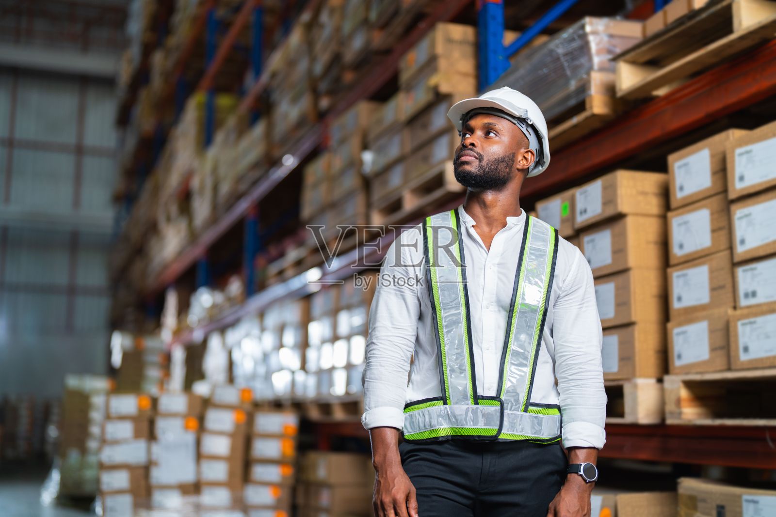 站在大型配送中心的黑人仓库经理——职业概念照片摄影图片