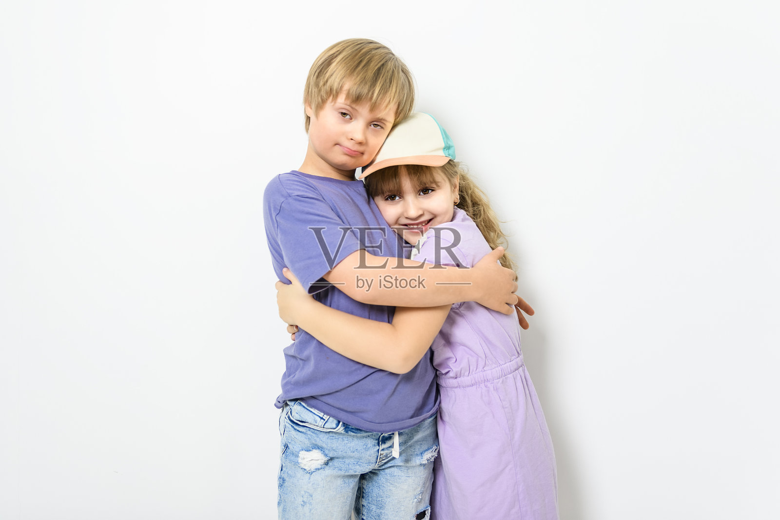男童与妹妹在白色背景工作室合影照片摄影图片