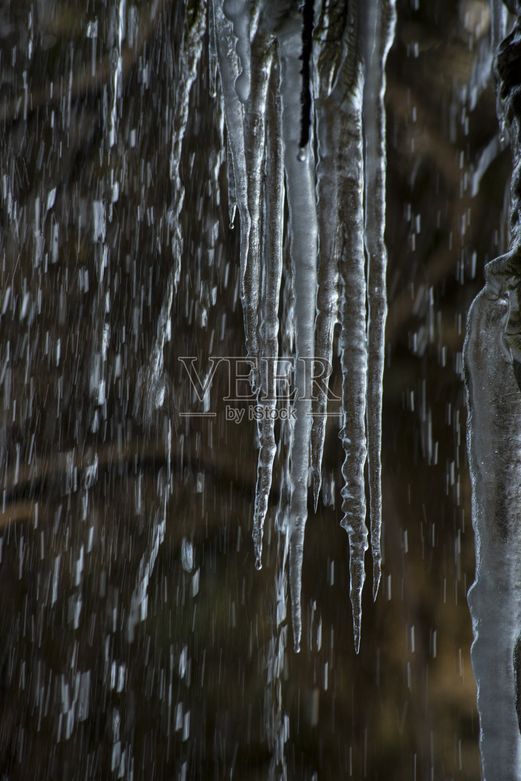 冰石钟石形成于天然瀑布照片摄影图片