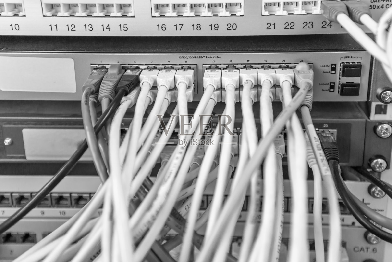 交换机内的LAN电缆照片摄影图片