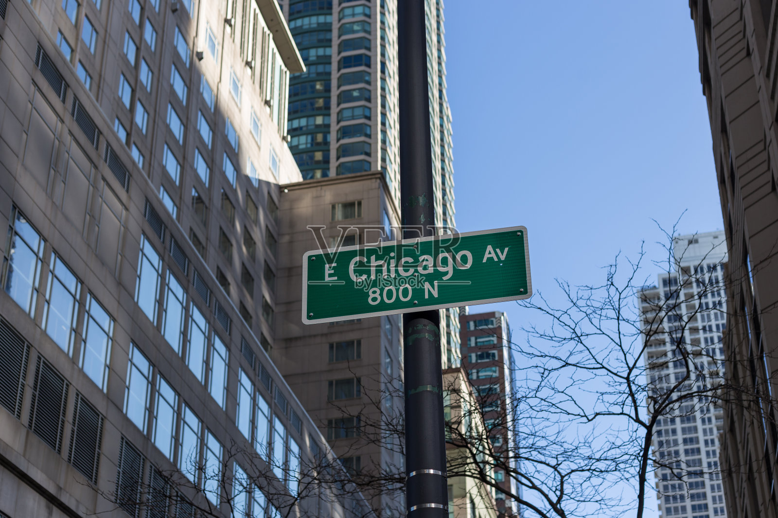芝加哥大街建筑物之间的路牌照片摄影图片