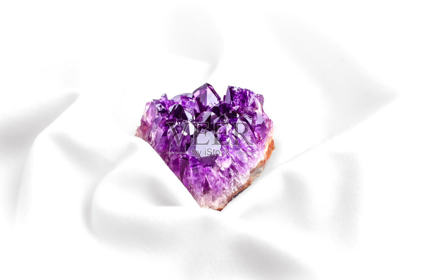 白色背景上的紫水晶照片摄影图片