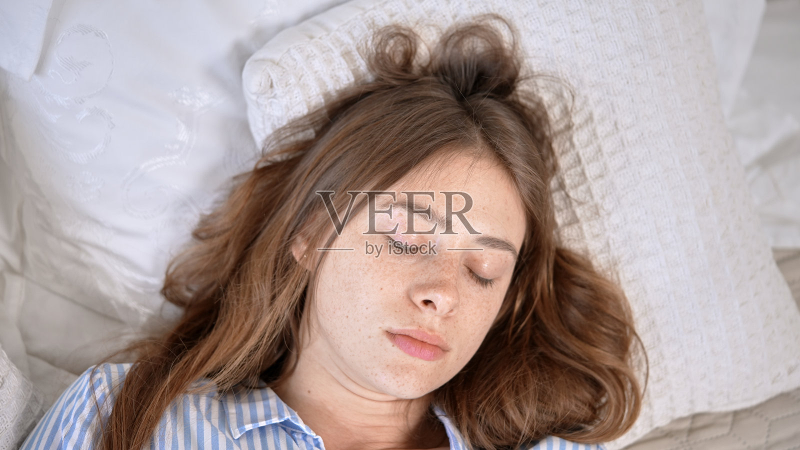 一个白人女人在床上睡觉的特写镜头照片摄影图片