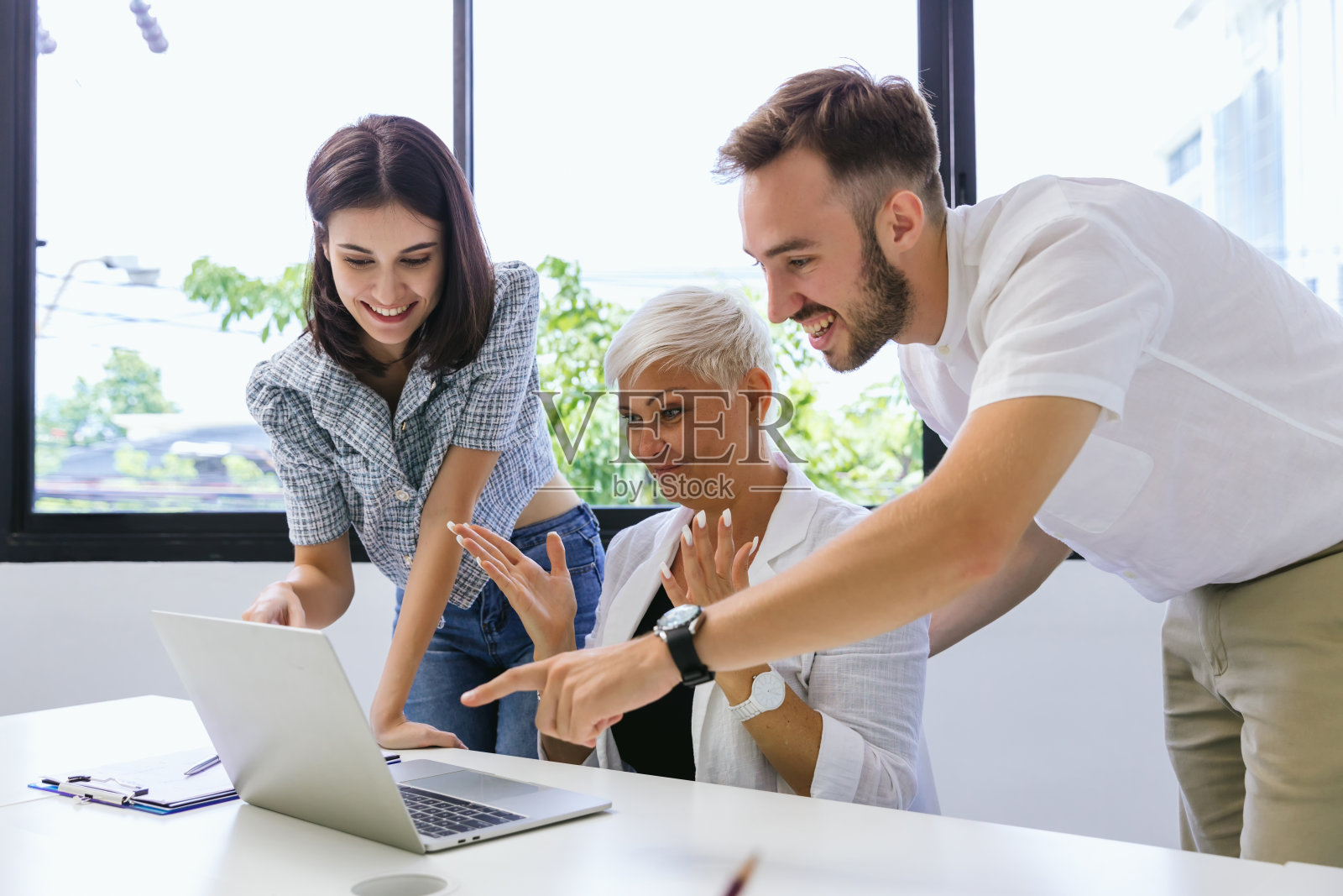 不同的同事聚在一起头脑风暴讨论统计数据。一群同事聚在一起做头脑风暴商业计划。团队头脑风暴工作概念。照片摄影图片