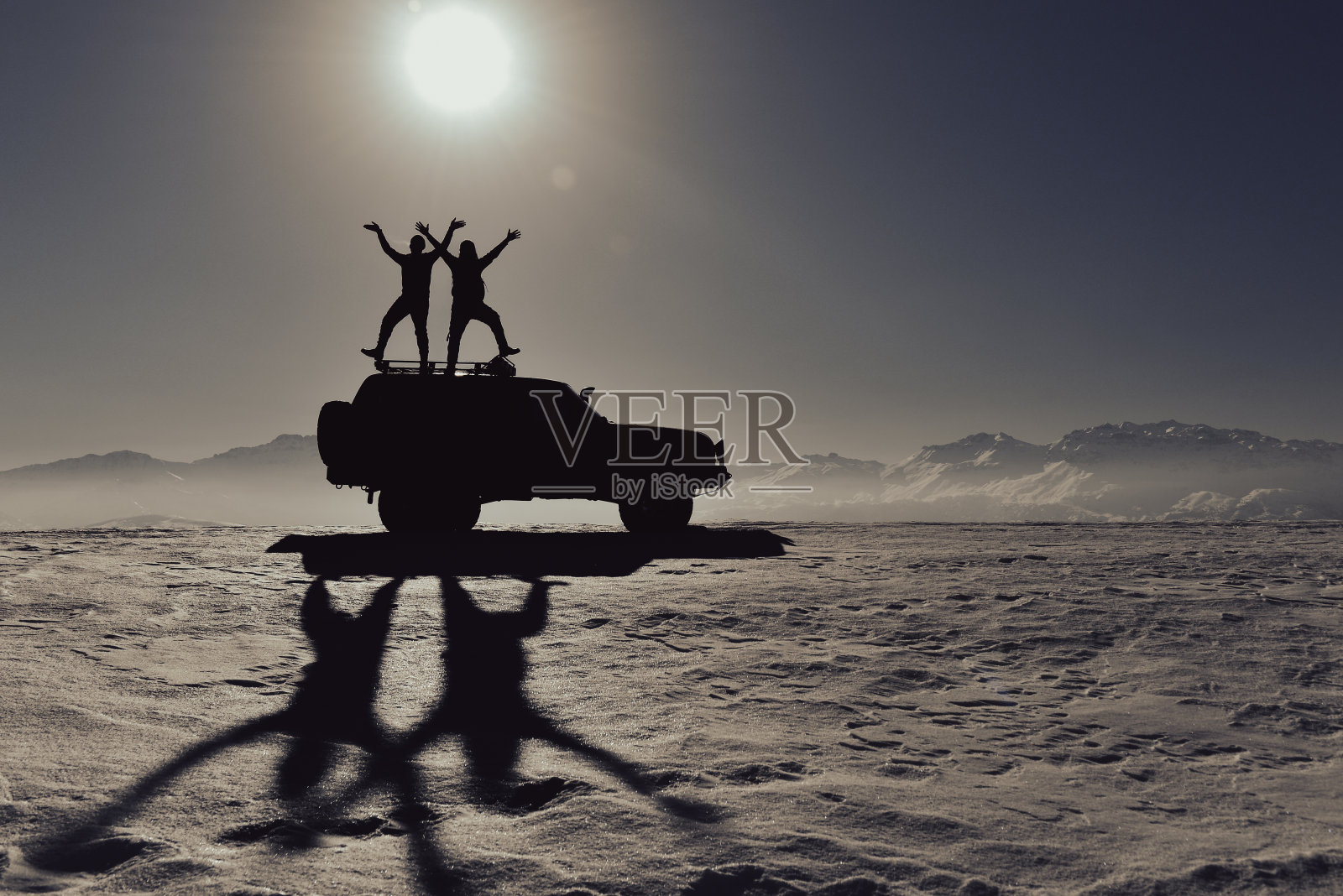 二人组前往难以到达的地方的冒险经历照片摄影图片