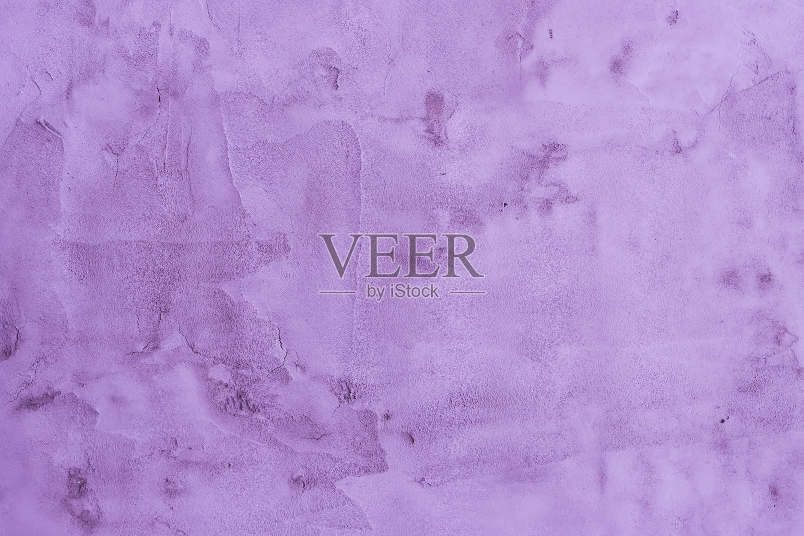 紫红色墙壁上旧石膏的抽象背景。照片摄影图片