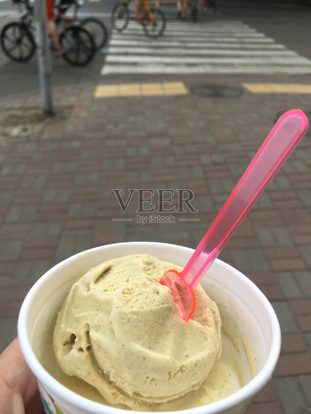 冰淇淋在杯子里照片摄影图片