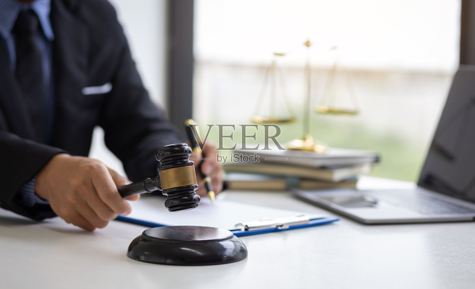 在律师事务所办公桌前工作的律师照片摄影图片