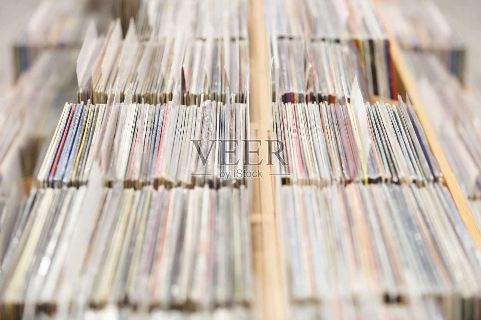 在音乐商店的转盘上放着一大堆黑胶唱片。购买转台模拟记录仪照片摄影图片