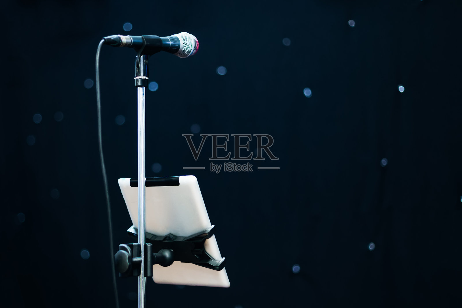 带有支架的麦克风和连接到支架上的平板电脑照片摄影图片