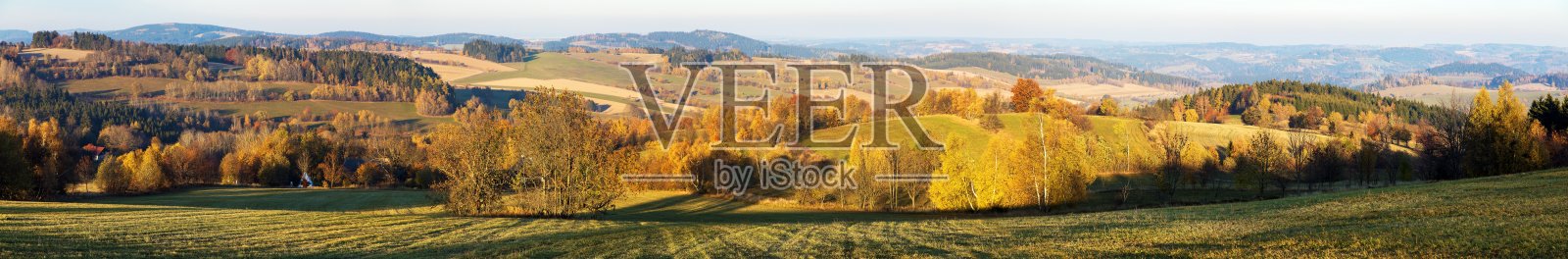 秋天的全景,有草地、田野和森林照片摄影图片