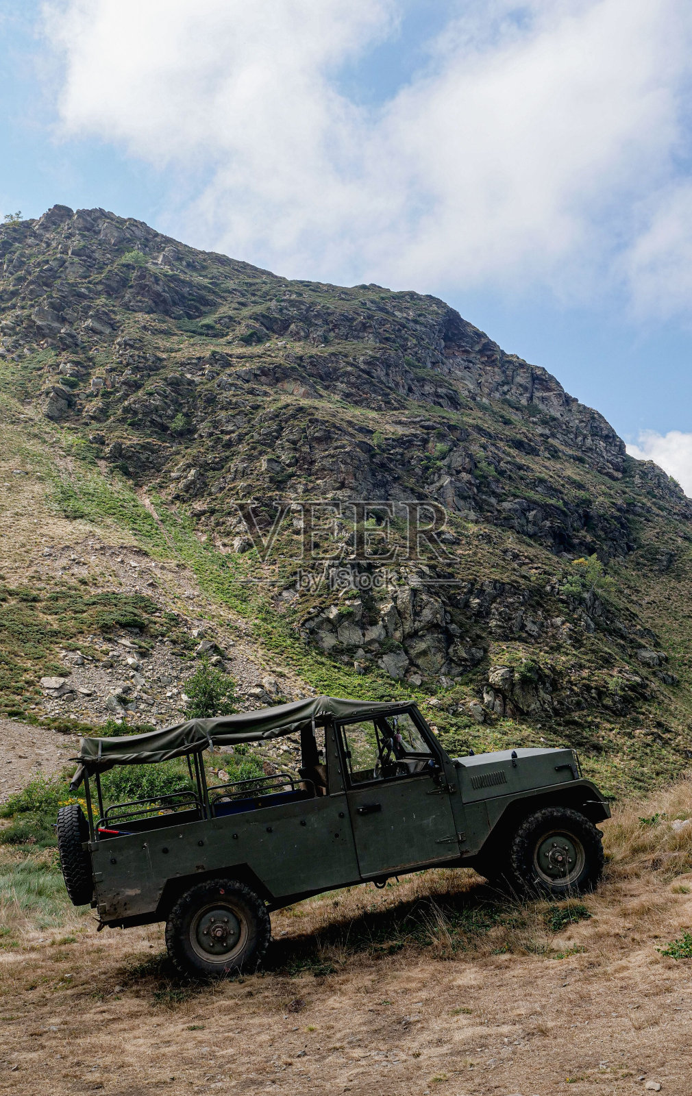 车辆在法国比利牛斯山的圣巴泰勒米滑雪站的夏天照片摄影图片