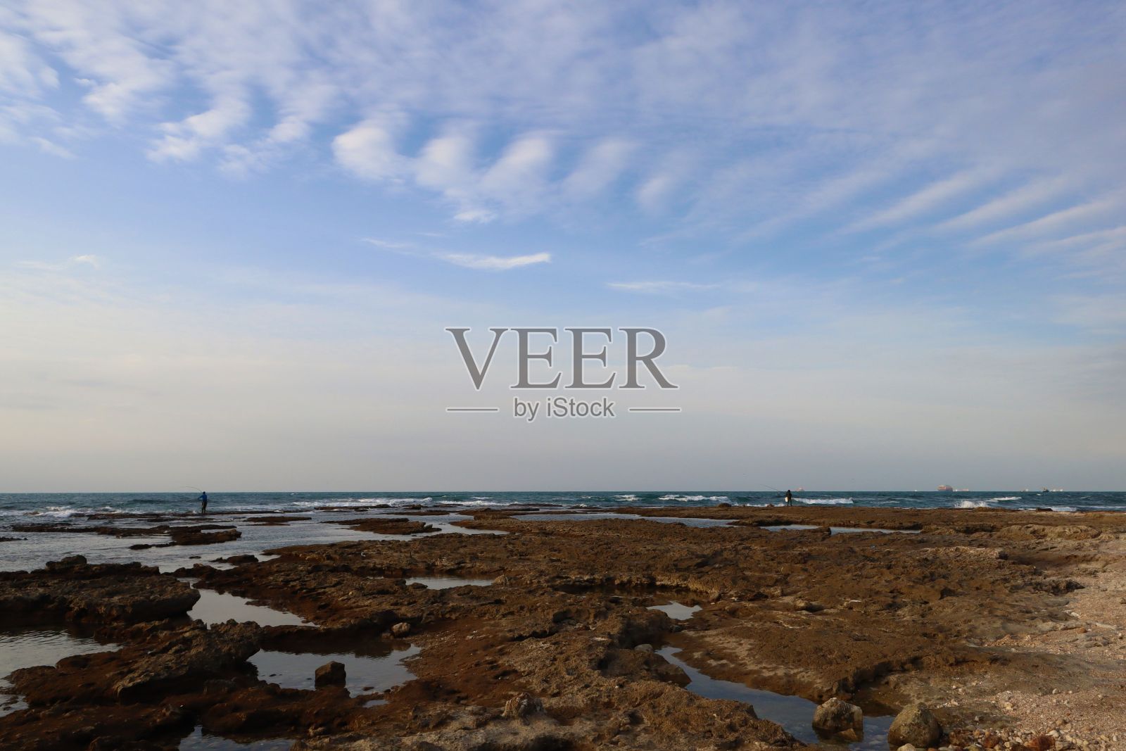 在有风的傍晚,海面上的云照片摄影图片