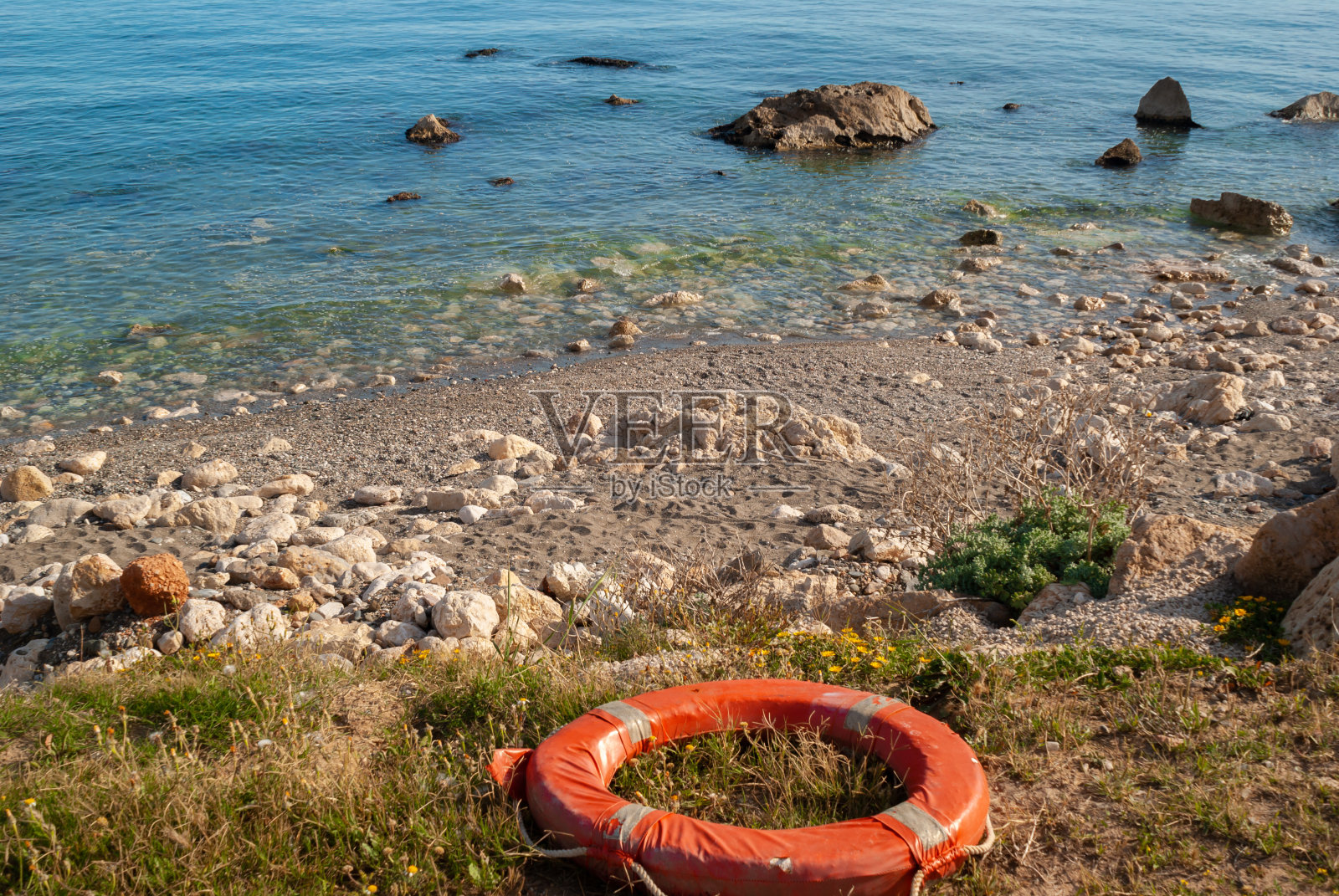 海滩上的救生员在进行营救照片摄影图片
