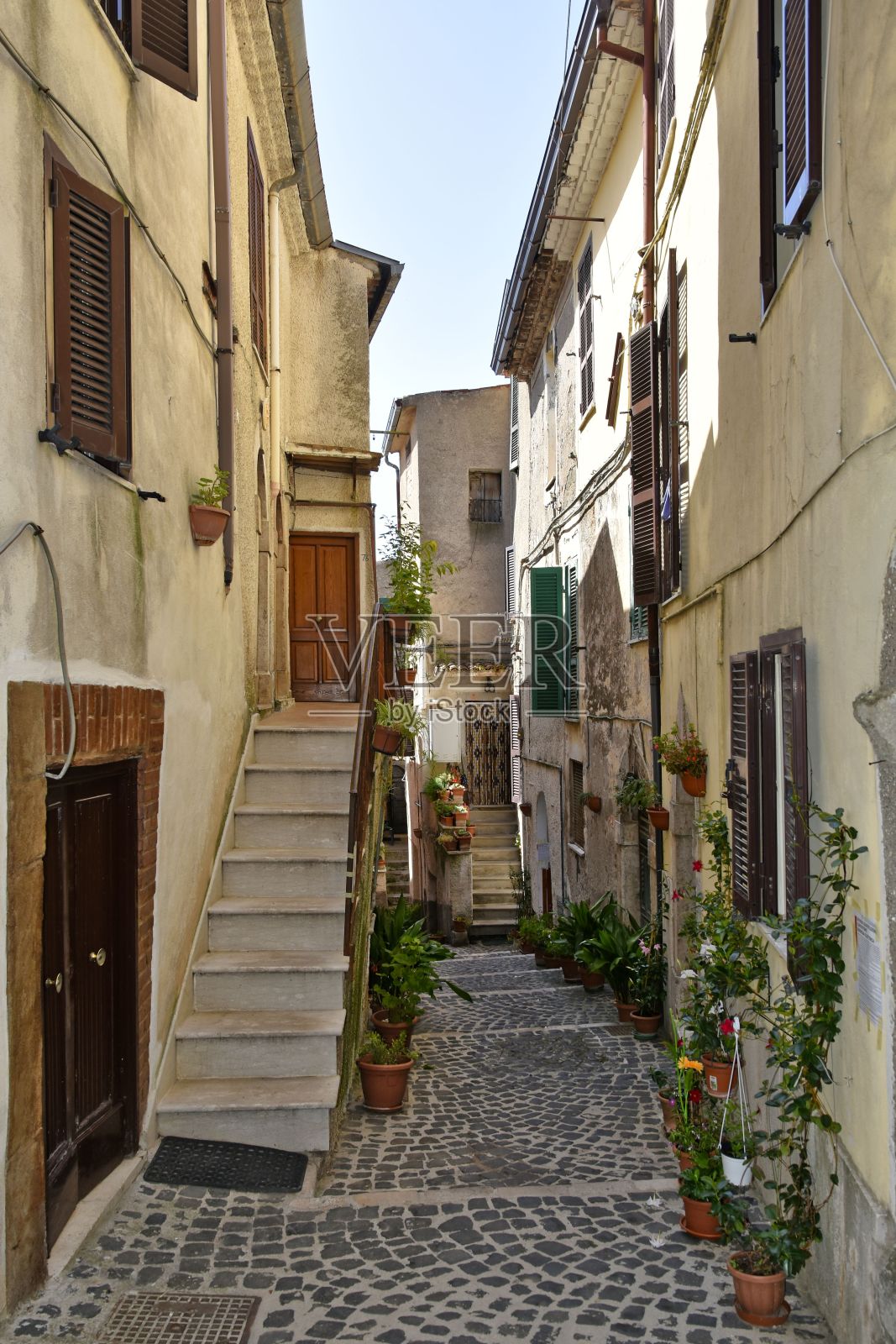 朱利亚诺·迪·罗马村的老房子之间的狭窄街道照片摄影图片