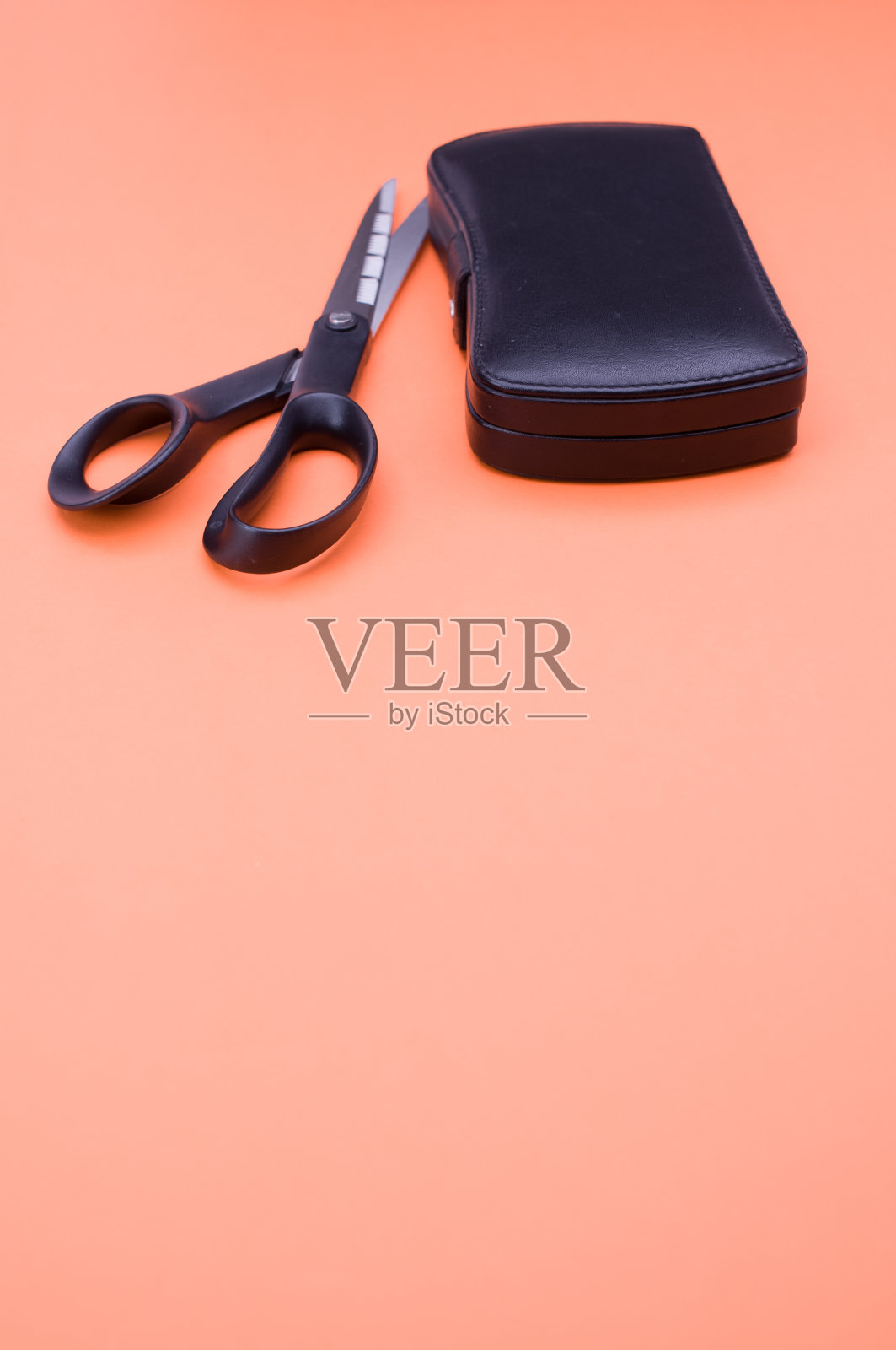 黑色皮革美甲套装包和剪刀复制空间照片摄影图片