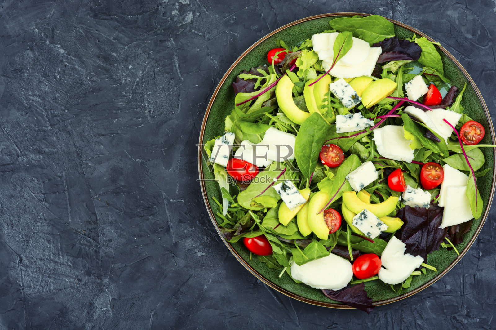 新鲜蔬菜沙拉配青菜和马苏里拉奶酪照片摄影图片