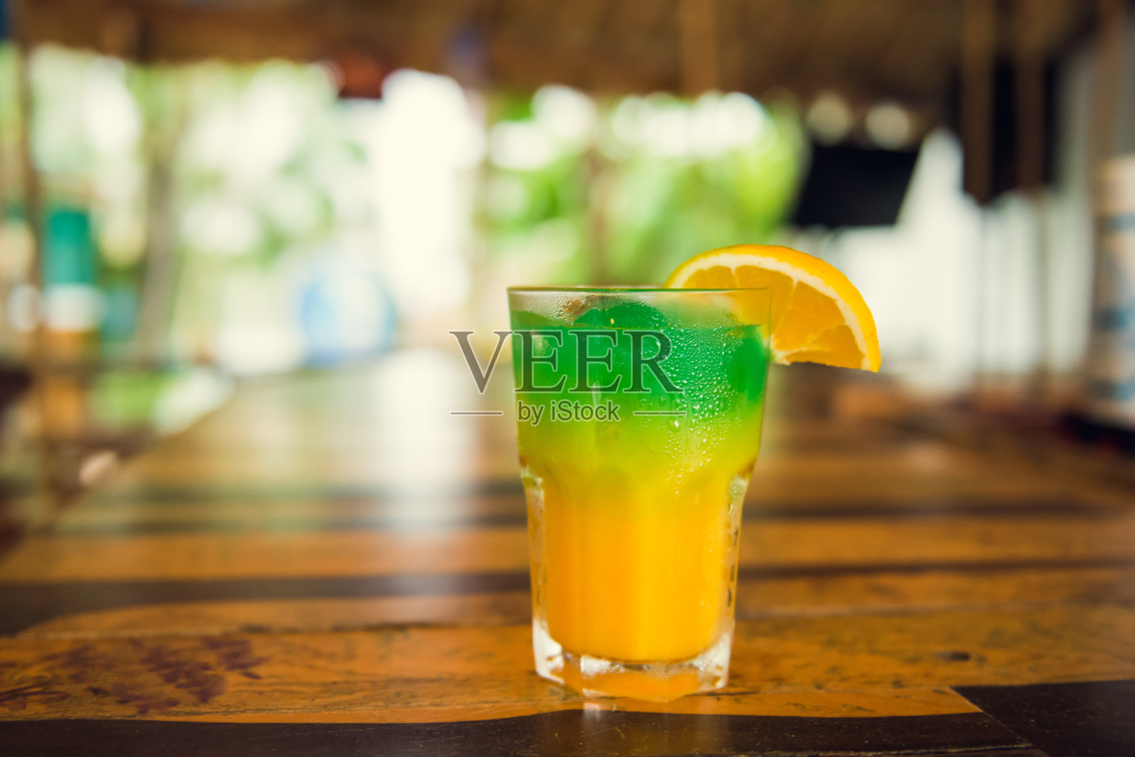 在室外酒吧喝一杯鸡尾酒照片摄影图片