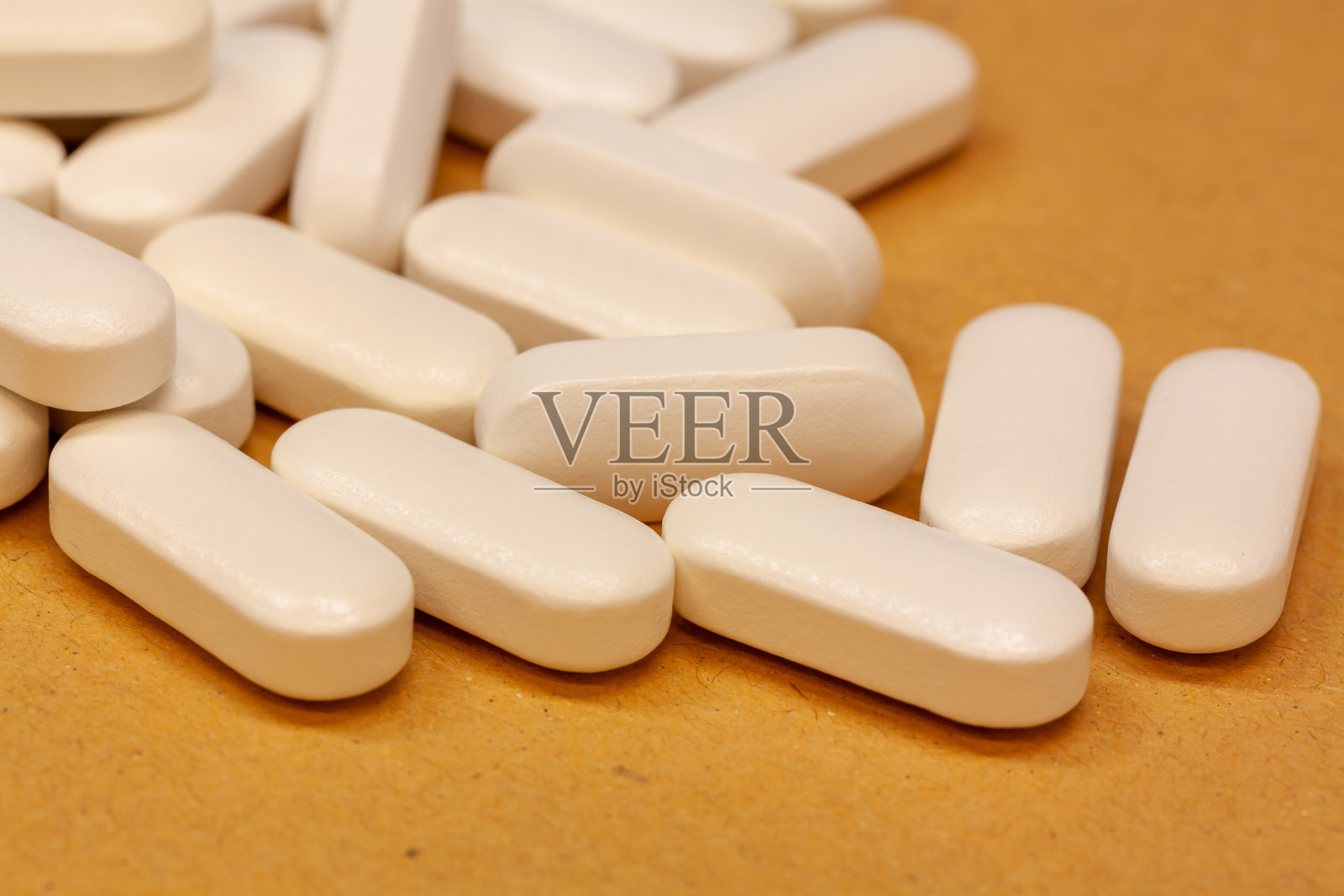 棕色背景下的白色药片特写镜头照片摄影图片