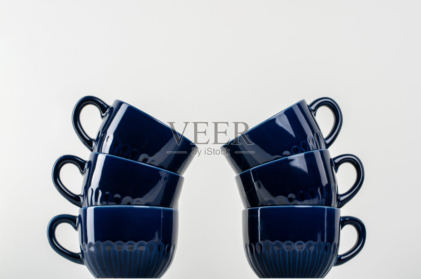 厨房柜台上简单的陶瓷蓝色陶器照片摄影图片