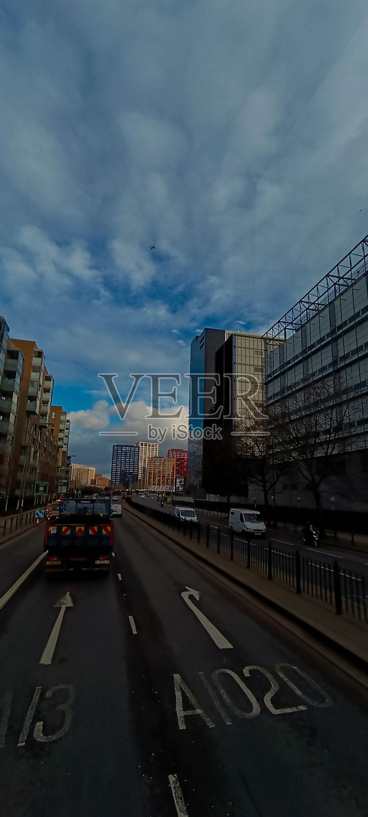 垂直拍摄的街道和交通在阴天在伦敦,英国照片摄影图片