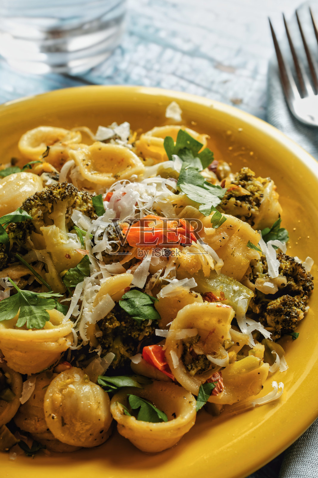 意大利面配西兰花、杏仁和帕尔玛干酪照片摄影图片