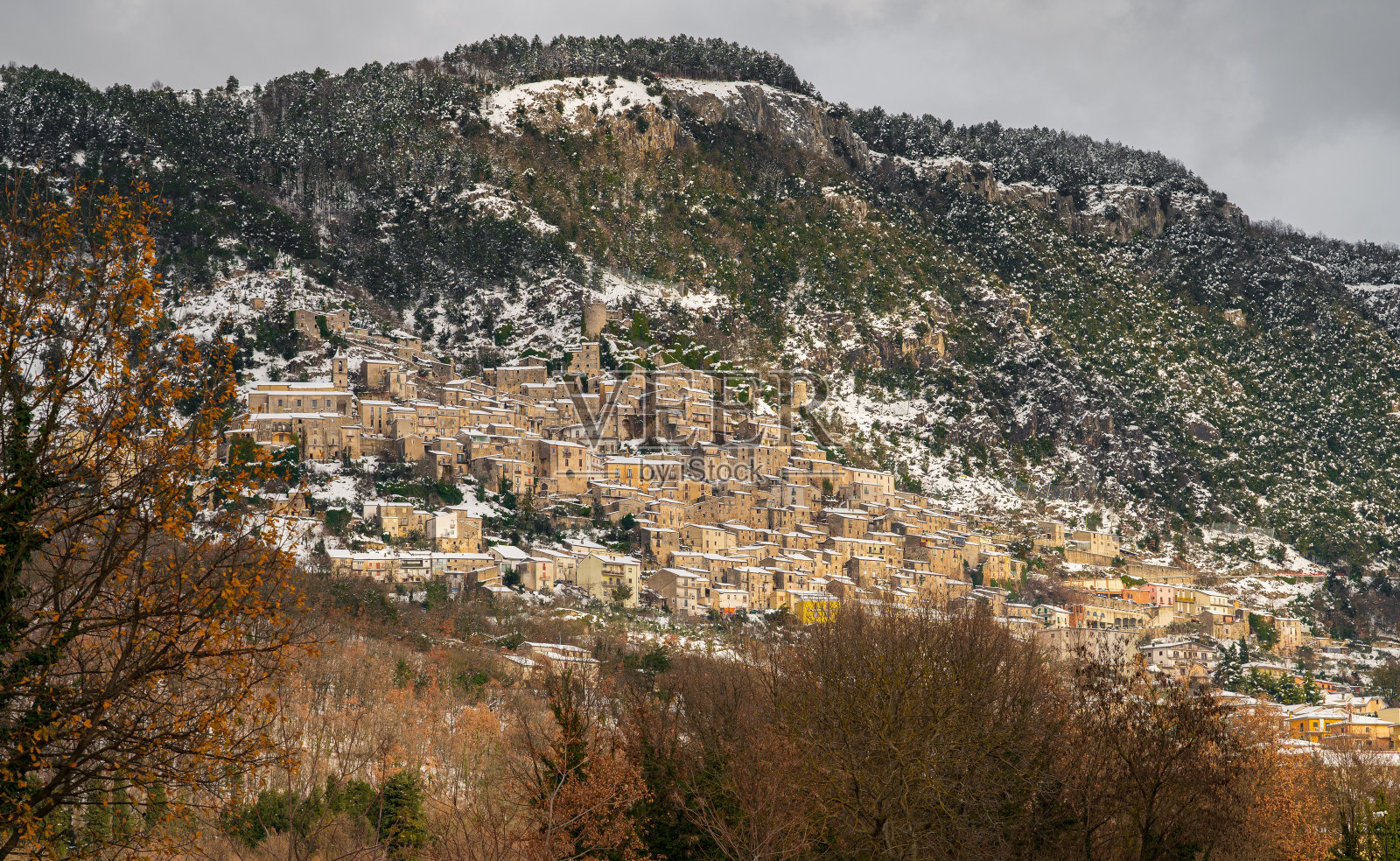 Pesche,在Molise的Isernia省的一个村庄照片摄影图片