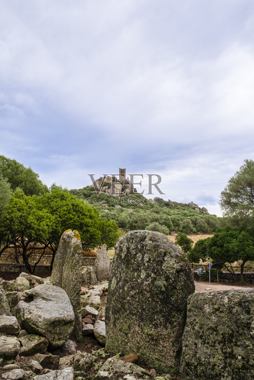 奥比亚周边的佩德雷斯城堡遗址-撒丁岛照片摄影图片