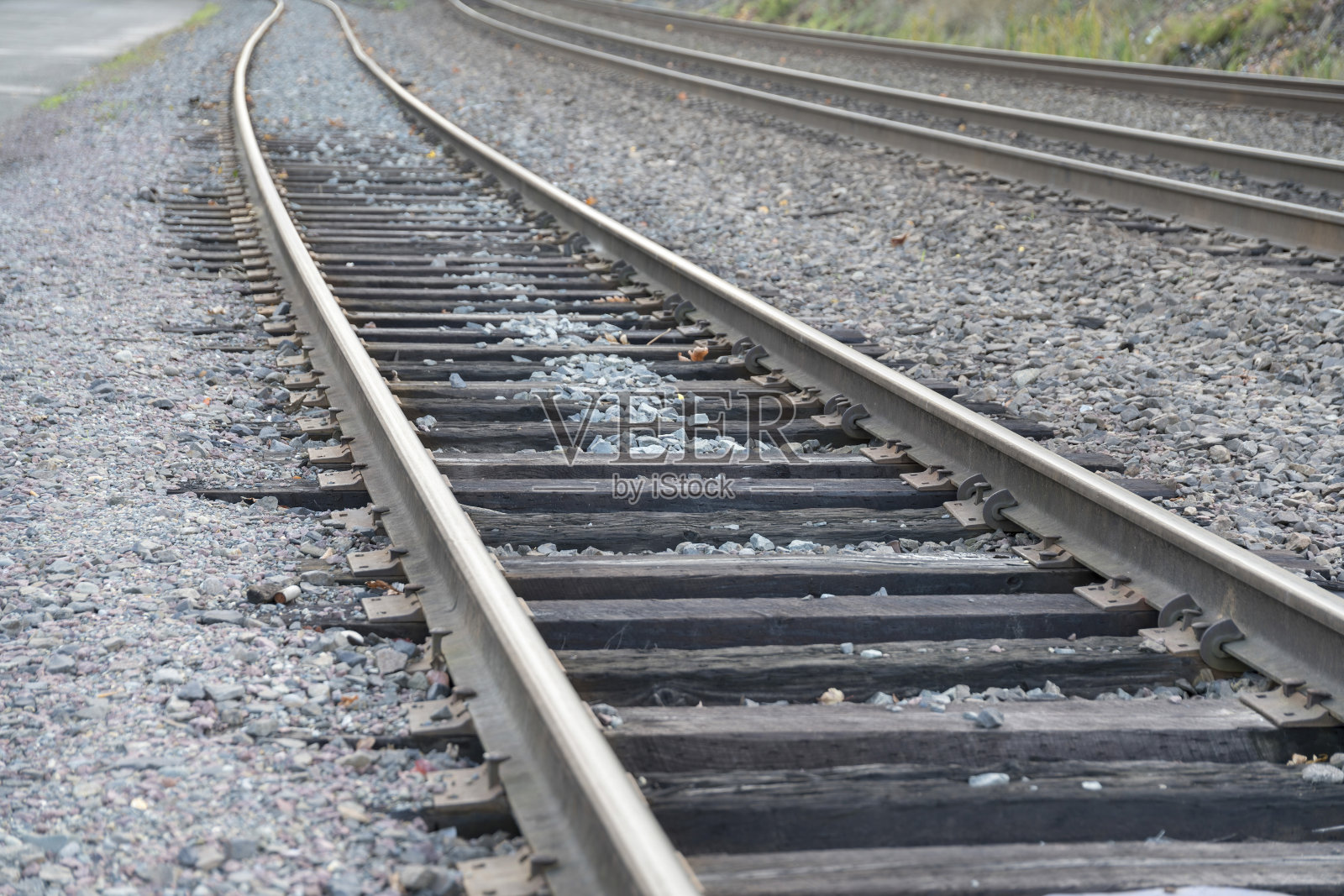铁路道路上布满了小石子照片摄影图片
