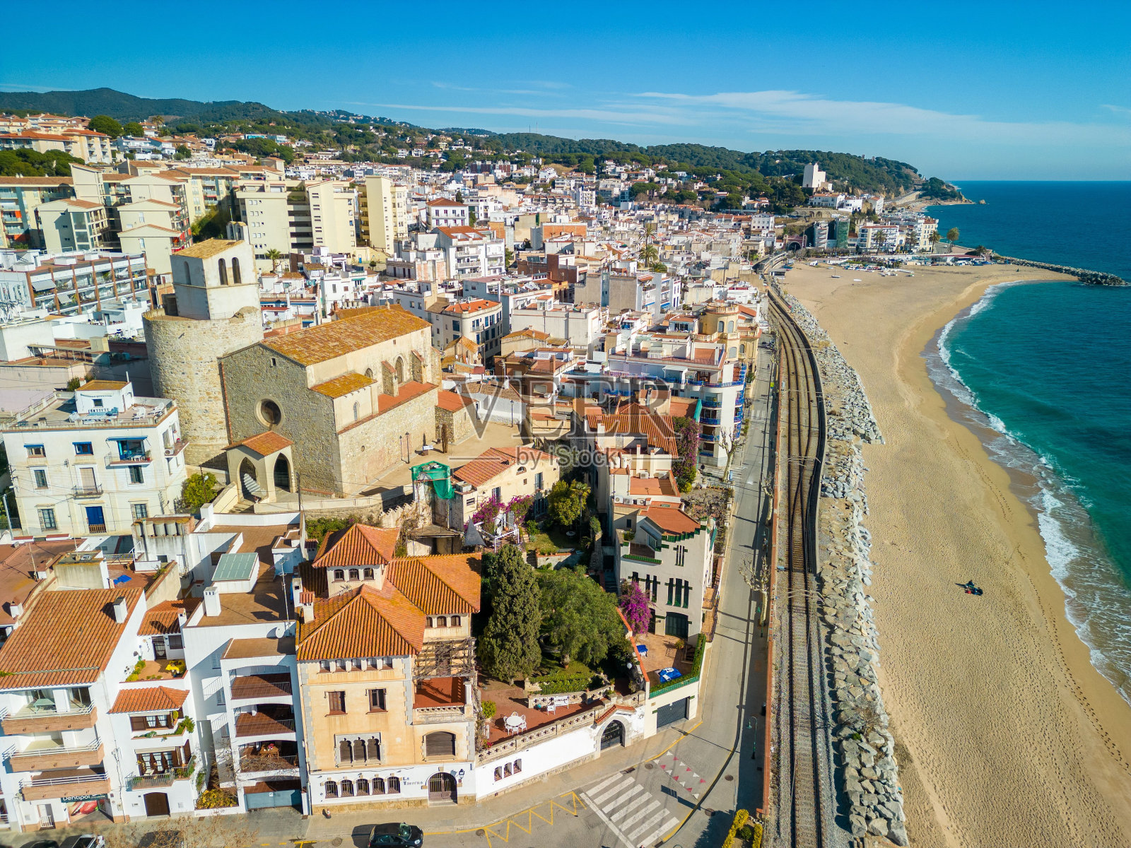 阳光灿烂的一天,航拍西班牙巴塞罗那海岸的建筑照片摄影图片