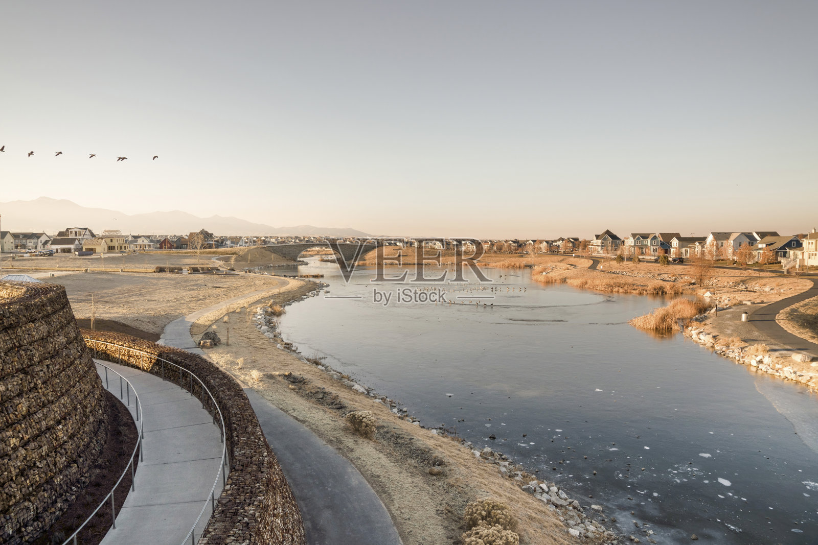 鸟瞰图,在有建筑物的居民区中间冰冻的河流照片摄影图片