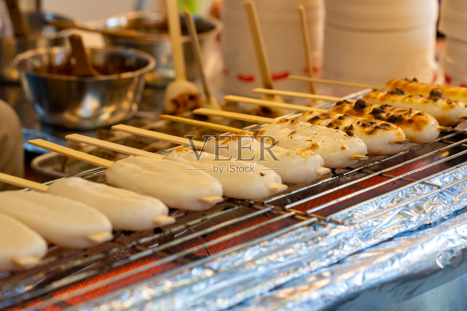 厨师手做烤麻糬配酱油棒照片摄影图片