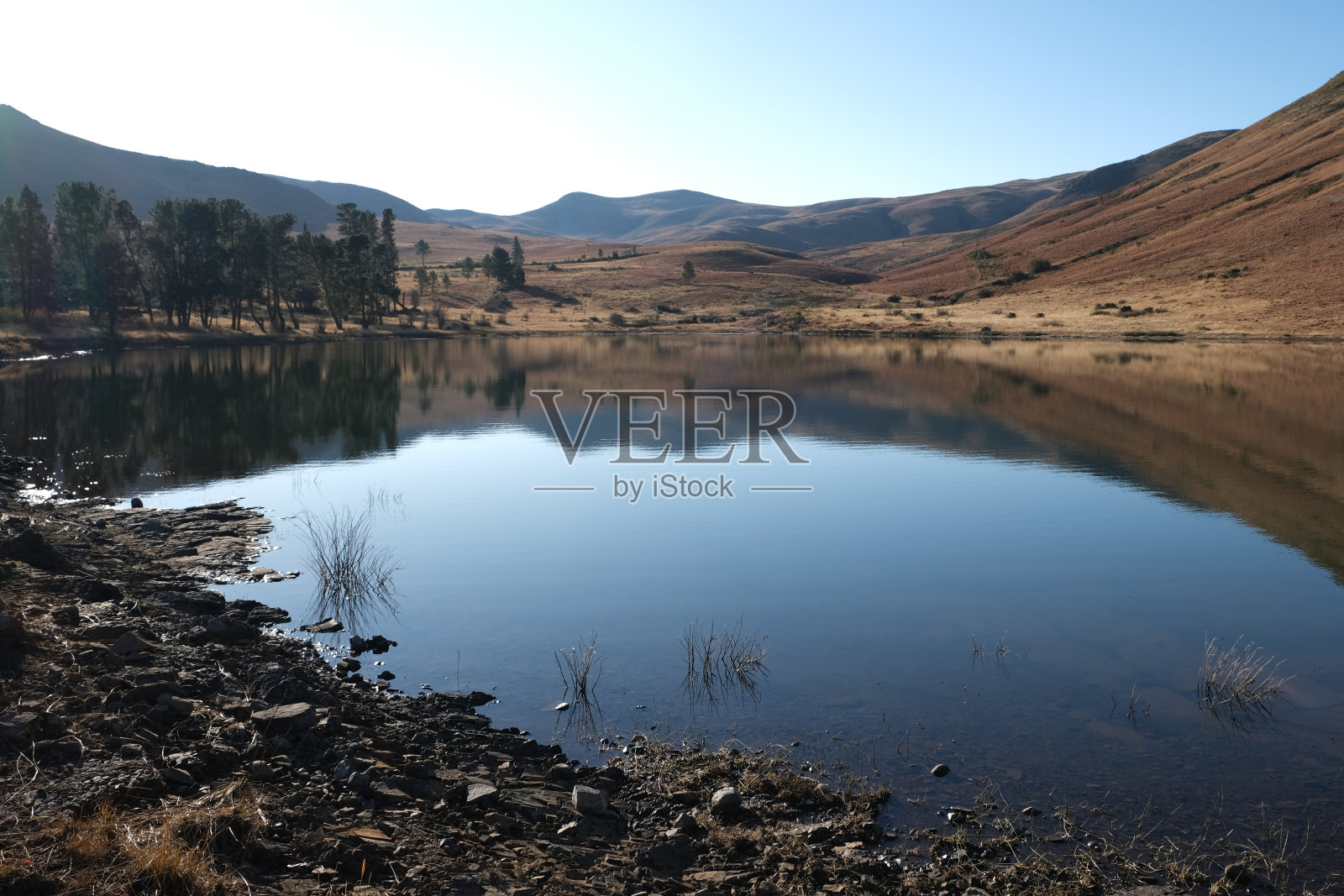 山上有个美丽的湖照片摄影图片