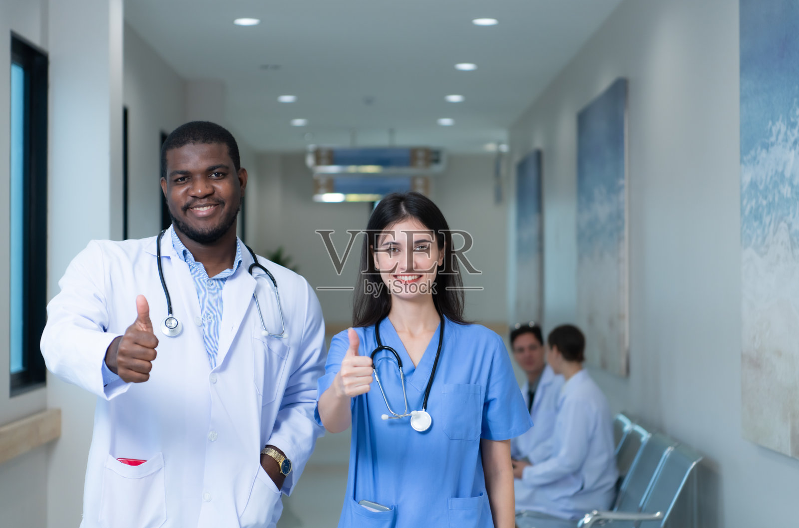 医生和医学生用各种姿势为病人护理做准备照片摄影图片