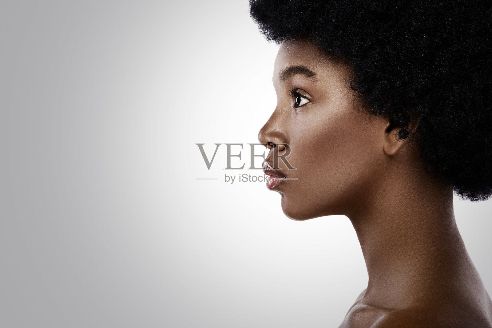 年轻美丽的黑人女性,皮肤光滑照片摄影图片