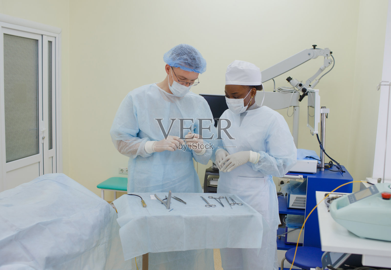 外科医生和助手一起准备手术器械照片摄影图片