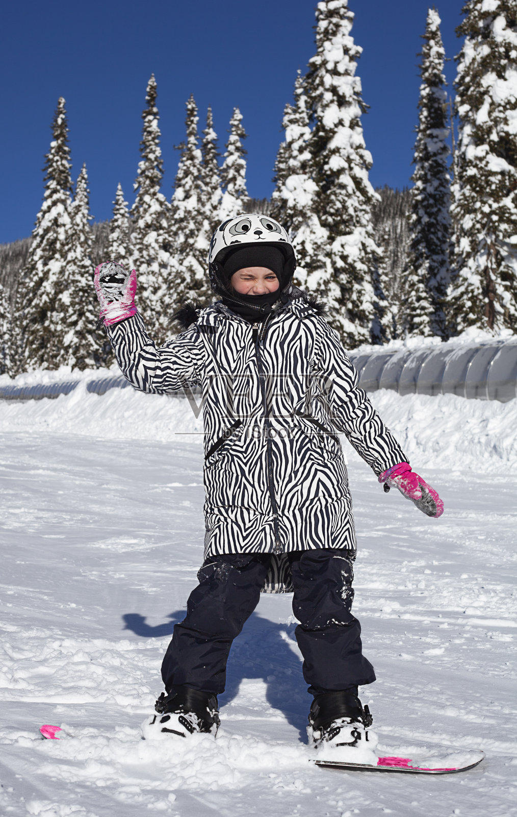 孩子们在阳光明媚的日子里滑雪照片摄影图片