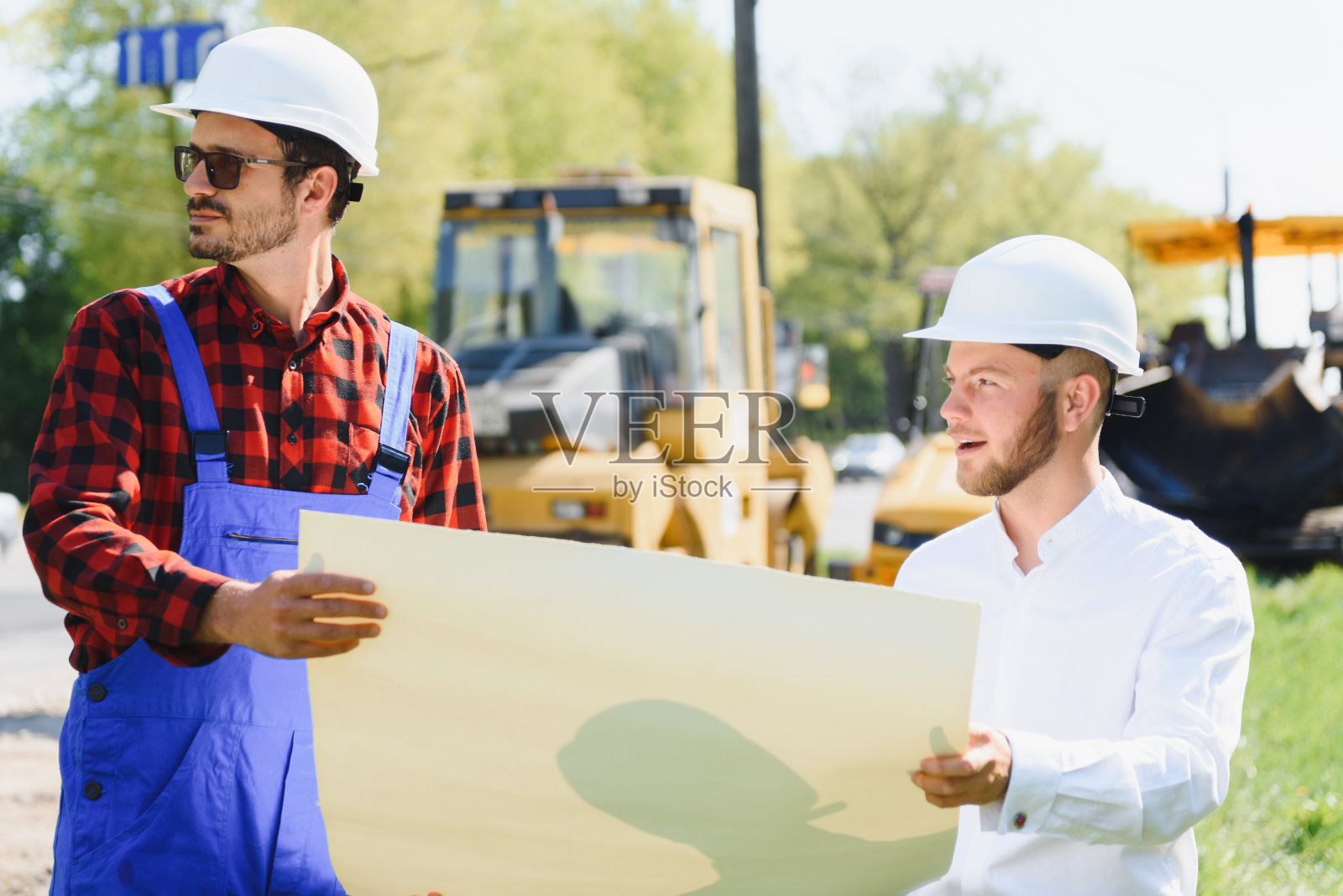 土木工程、道路建设。建造一条新的柏油路的概念。道路维修。溜冰场附近的修路工人。照片摄影图片