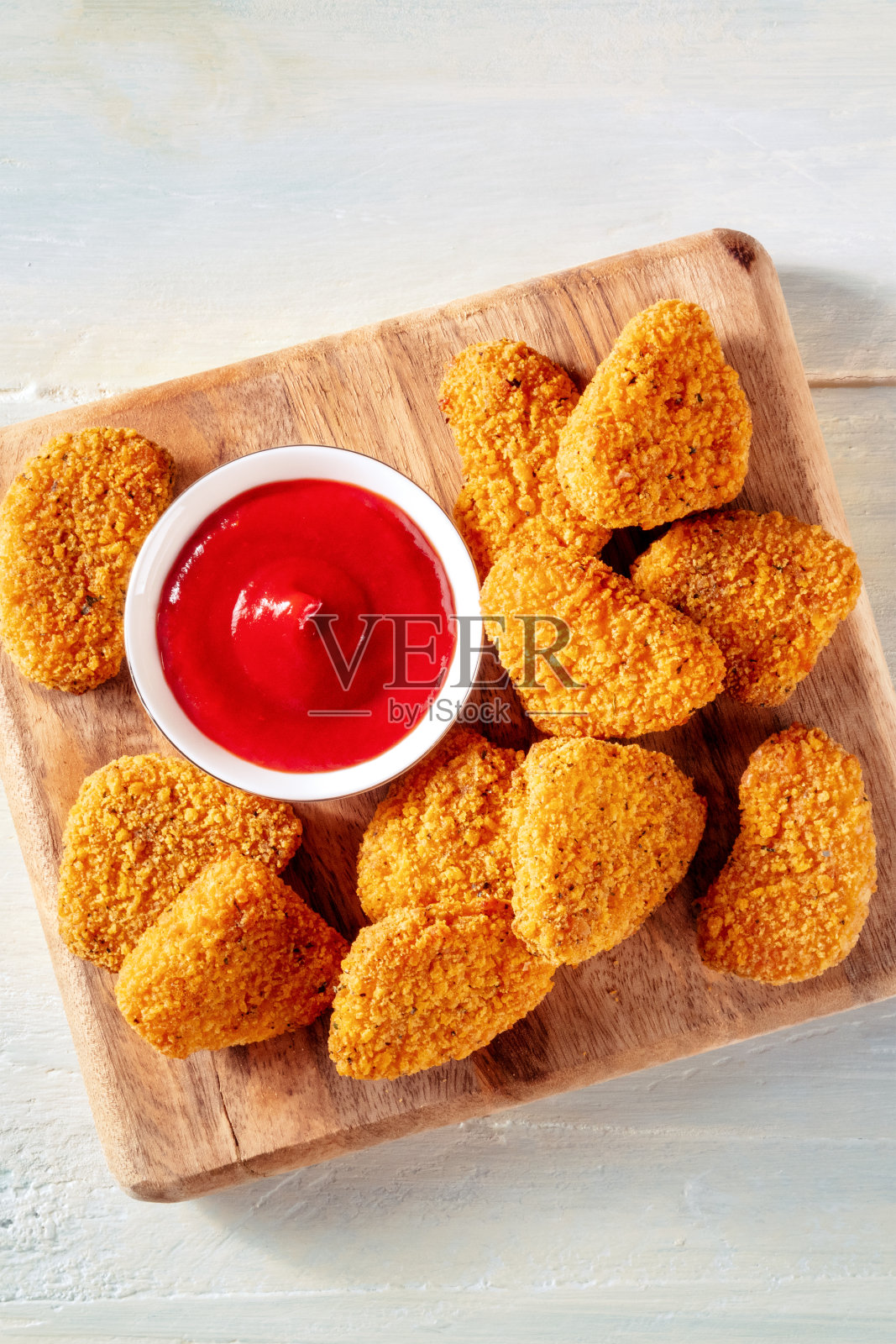 最上面一张,鸡块配烧烤酱,背景是质朴的木头照片摄影图片